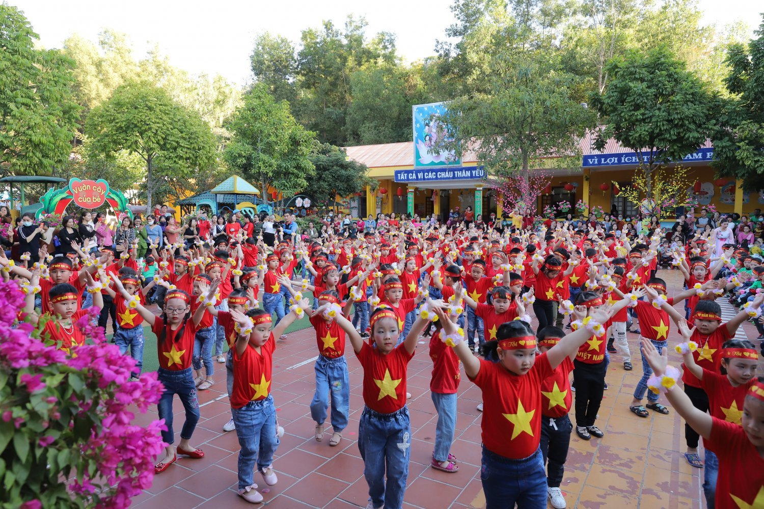 Các bé tham gia chương trình “Đảng, Bác Hồ đã cho em mùa xuân”